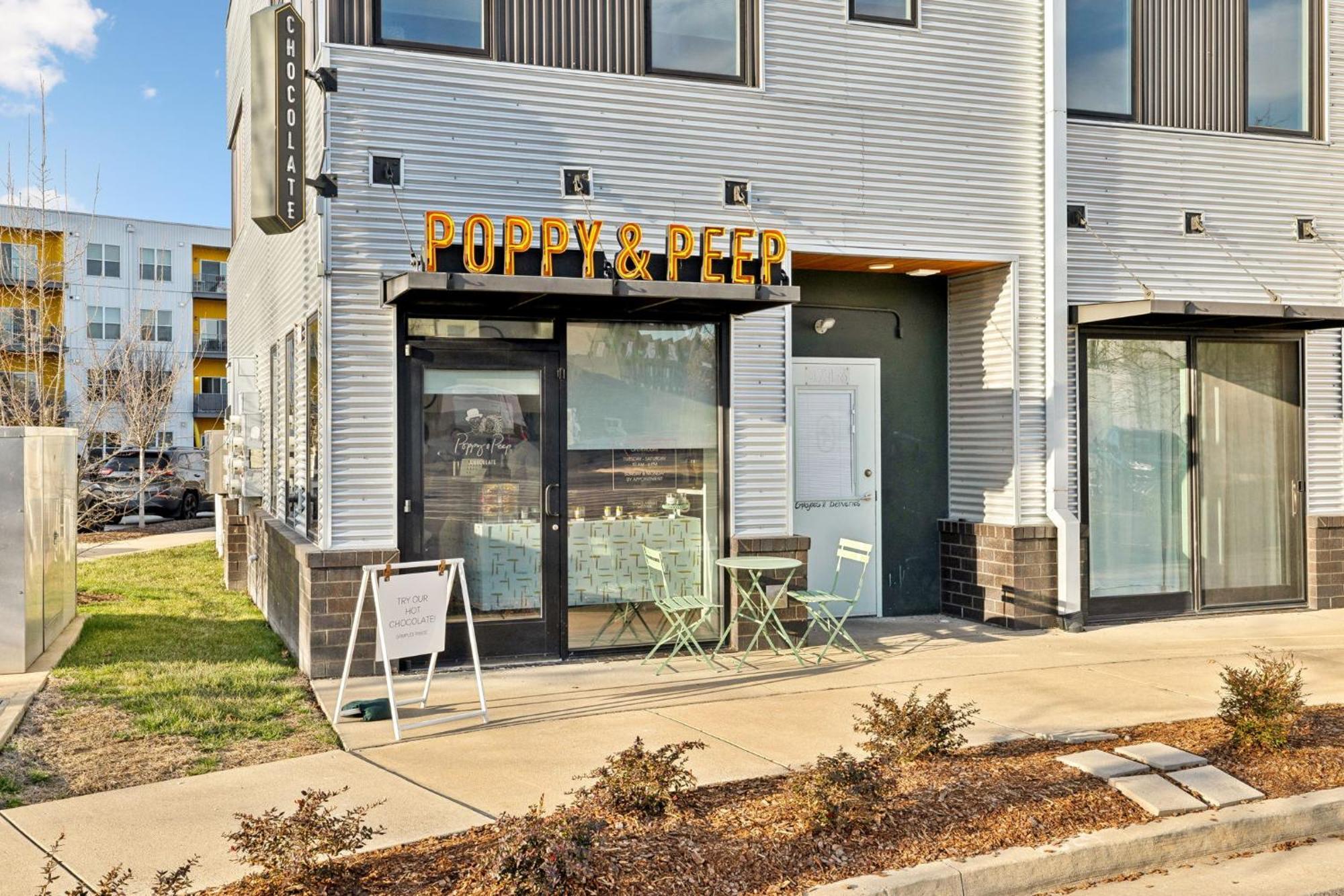 Modern Townhome 2 Miles South Of Downtown And Broadway Ave Apartment