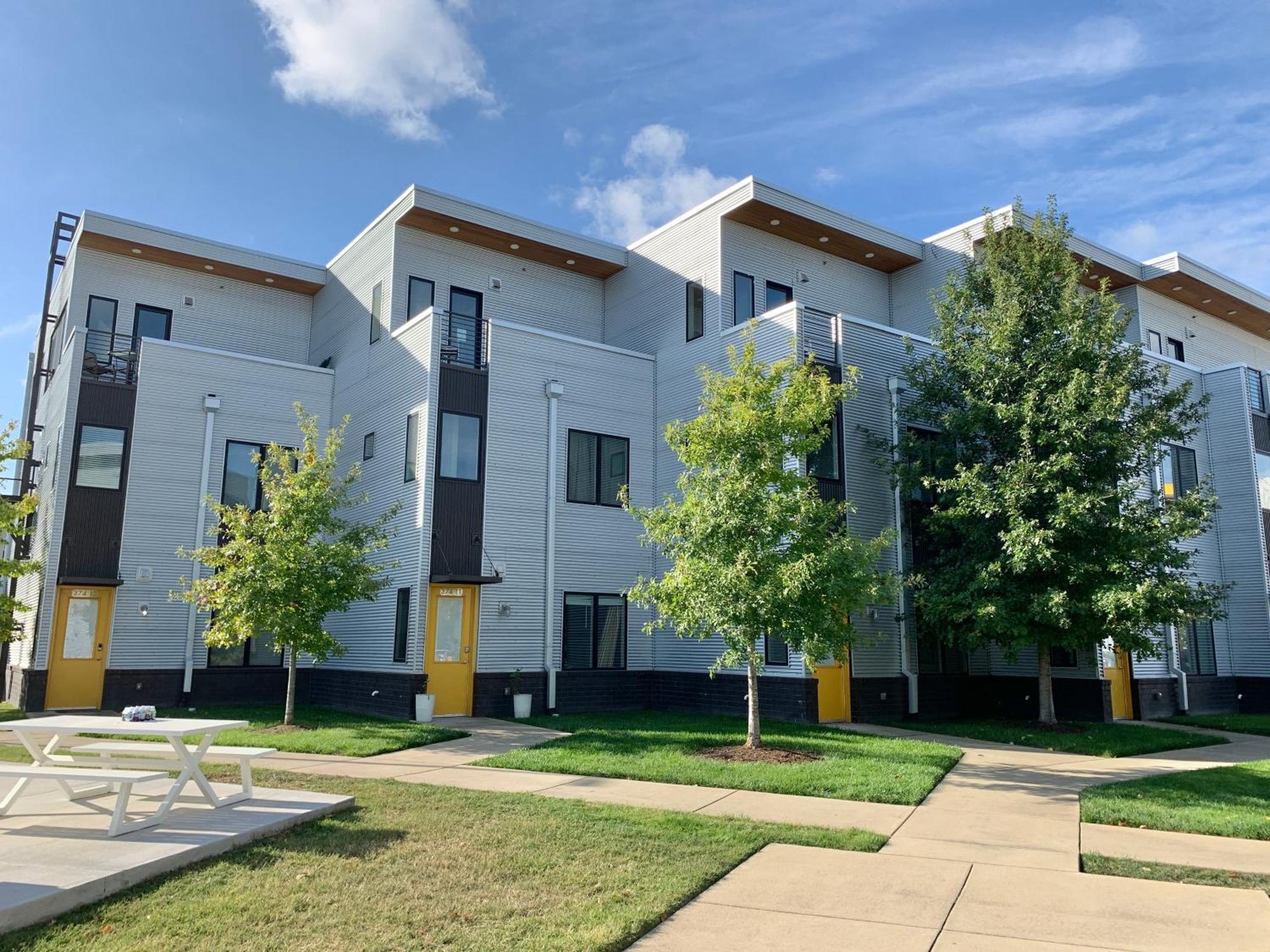 Modern Townhome 2 Miles South Of Downtown And Broadway Ave Apartment *