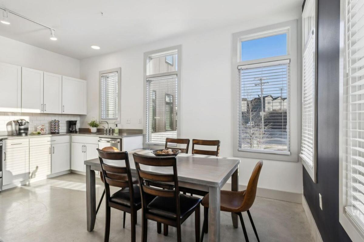 Modern Townhome 2 Miles South Of Downtown And Broadway Ave Apartment *