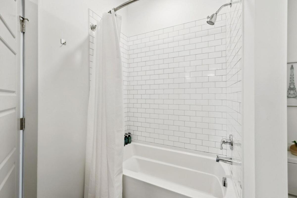 Modern Townhome 2 Miles South Of Downtown And Broadway Ave *