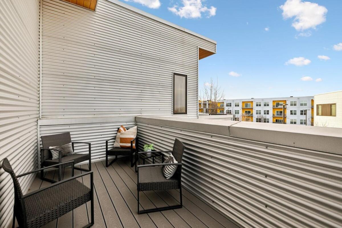 Modern Townhome 2 Miles South Of Downtown And Broadway Ave Apartment *