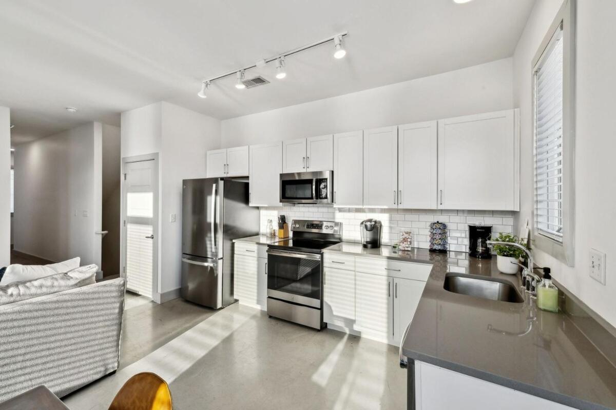 Modern Townhome 2 Miles South Of Downtown And Broadway Ave *