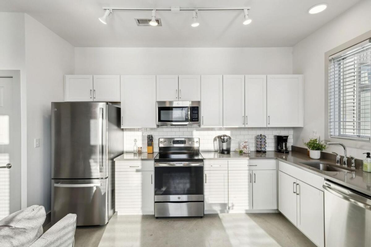 Modern Townhome 2 Miles South Of Downtown And Broadway Ave