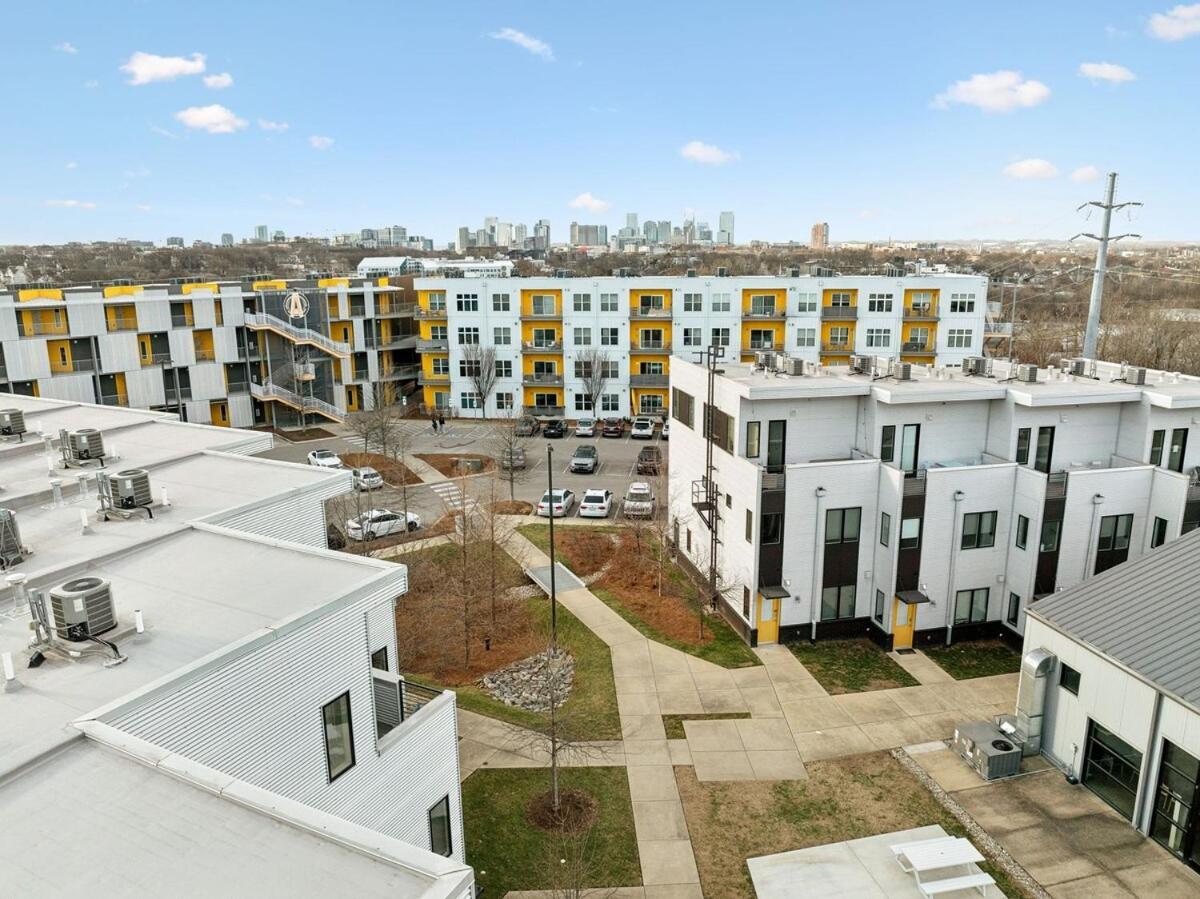 Modern Townhome 2 Miles South Of Downtown And Broadway Ave *