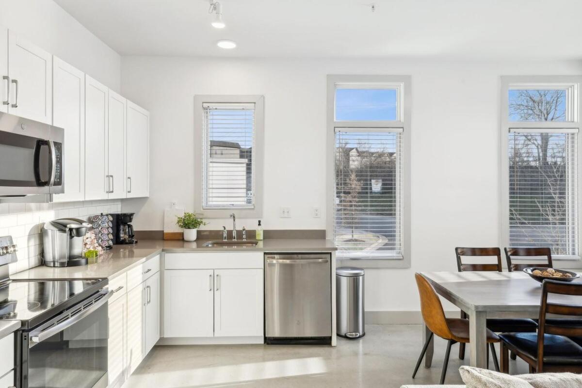 Modern Townhome 2 Miles South Of Downtown And Broadway Ave *