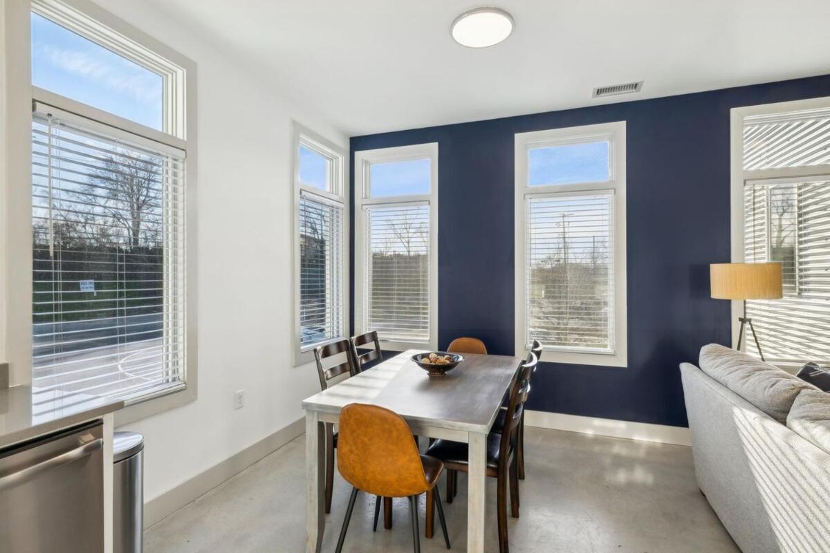 Modern Townhome 2 Miles South Of Downtown And Broadway Ave Apartment