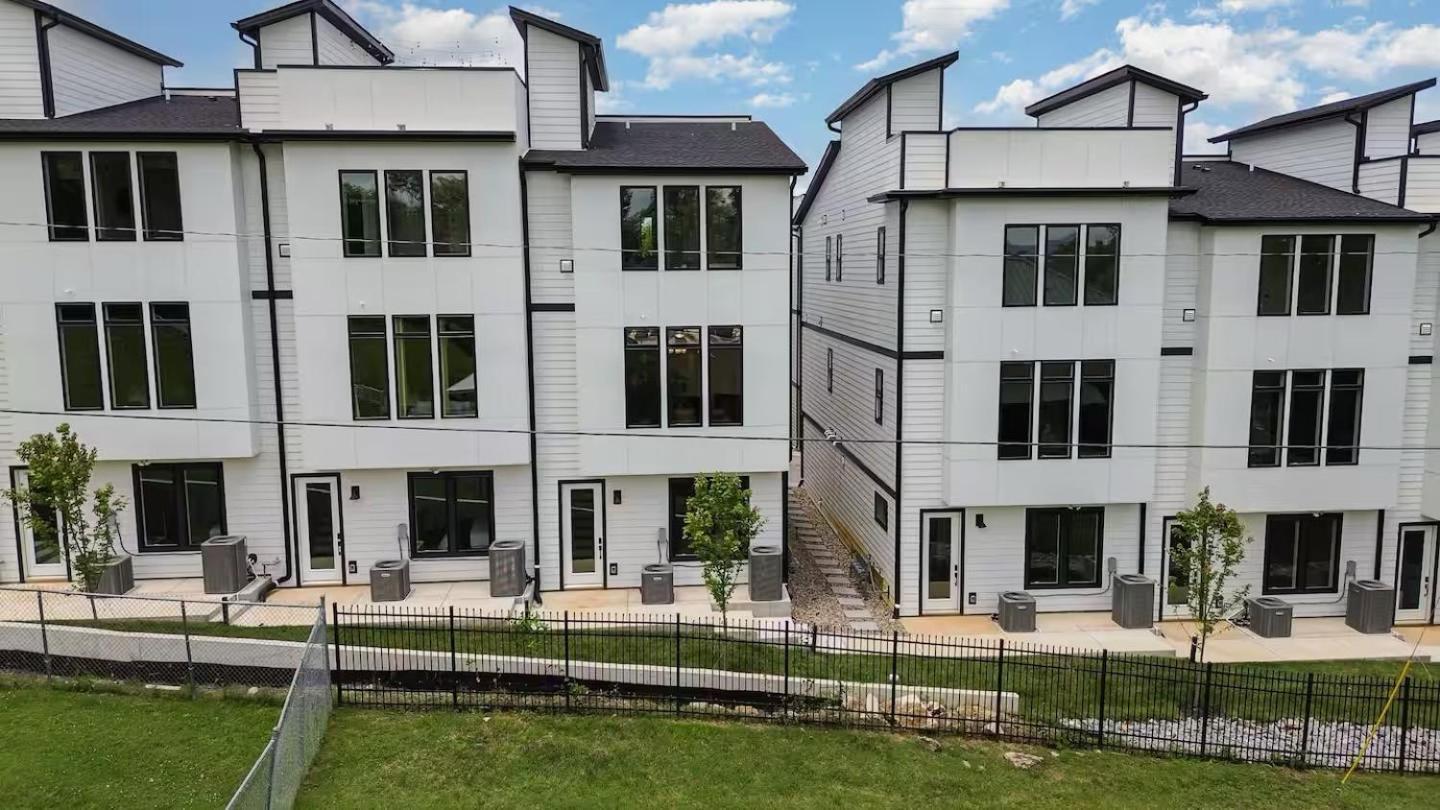 Four Bedroom In Oceola Avenue Apartment