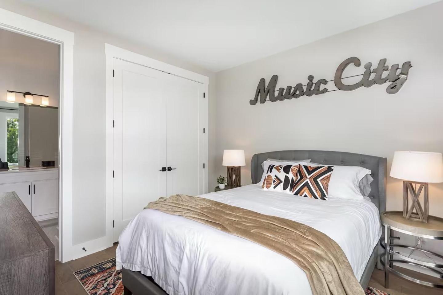 Apartment Four Bedroom In Oceola Avenue *