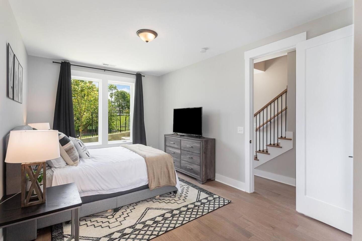 Four Bedroom In Oceola Avenue Apartment Nashville