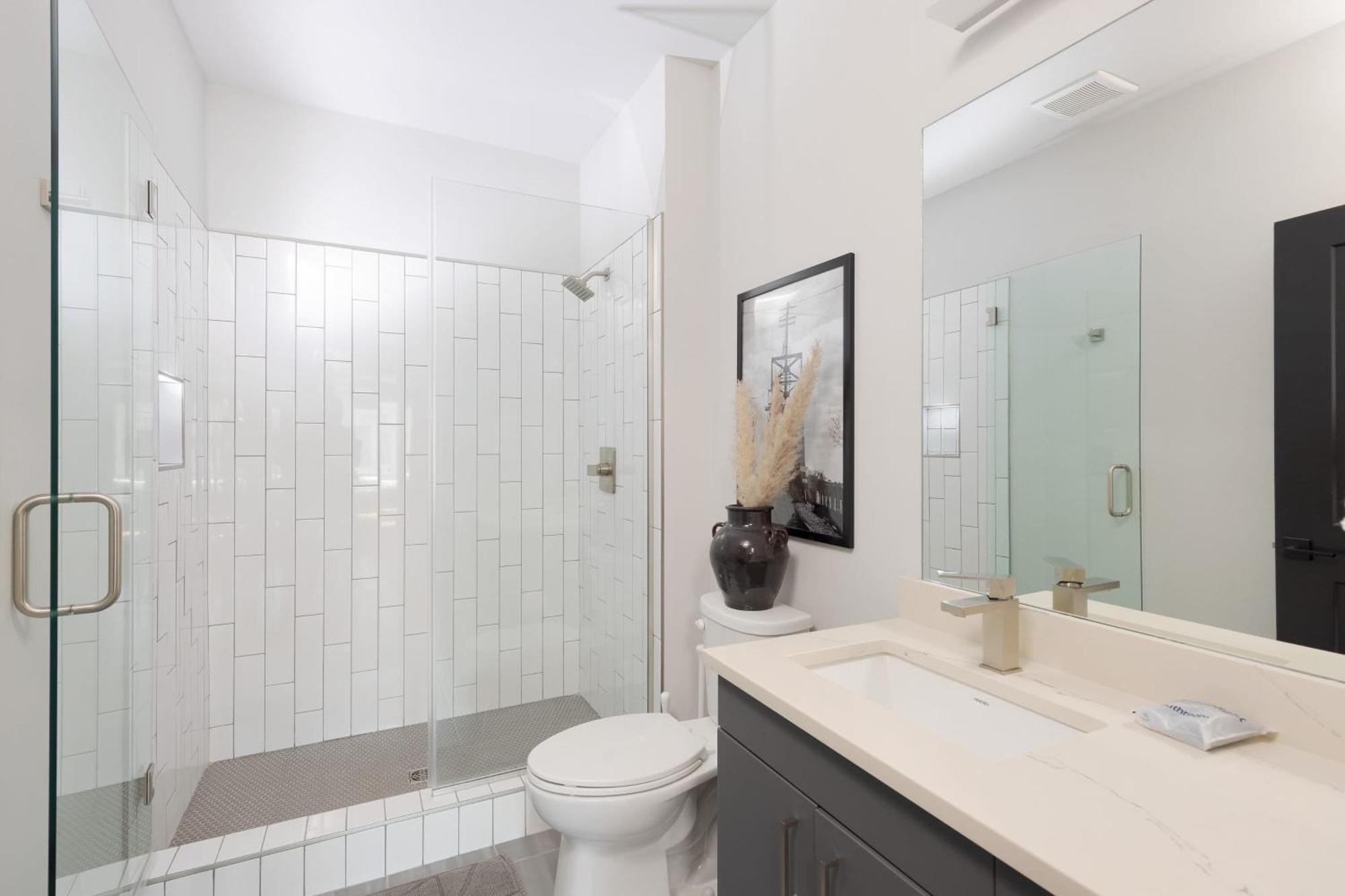 Sleeps 18 3 Modern Midtown W Gym Pool Walkable To Shops Eats Holiday home *