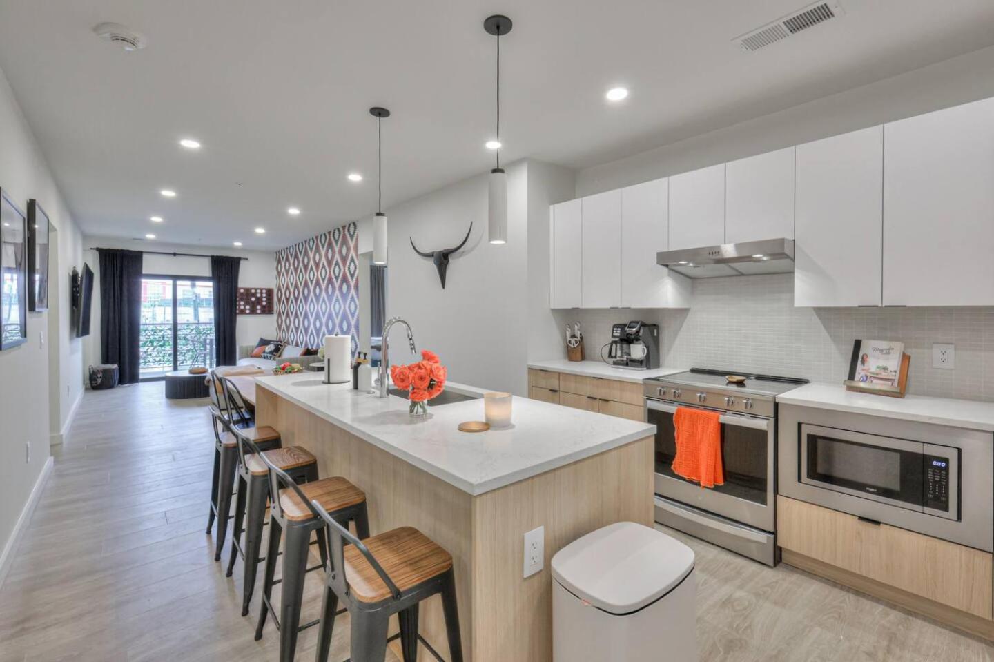 Music Escape 3br, Pool & Mins To Broadway *