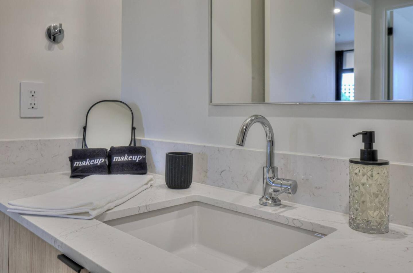 Music Escape 3br, Pool & Mins To Broadway