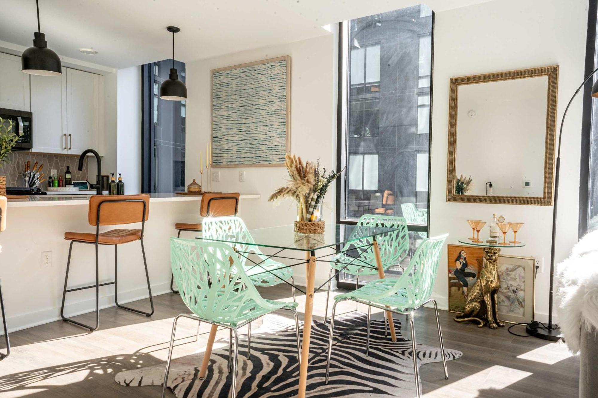 Luxe 2 Bed 2 Bath Apartment *