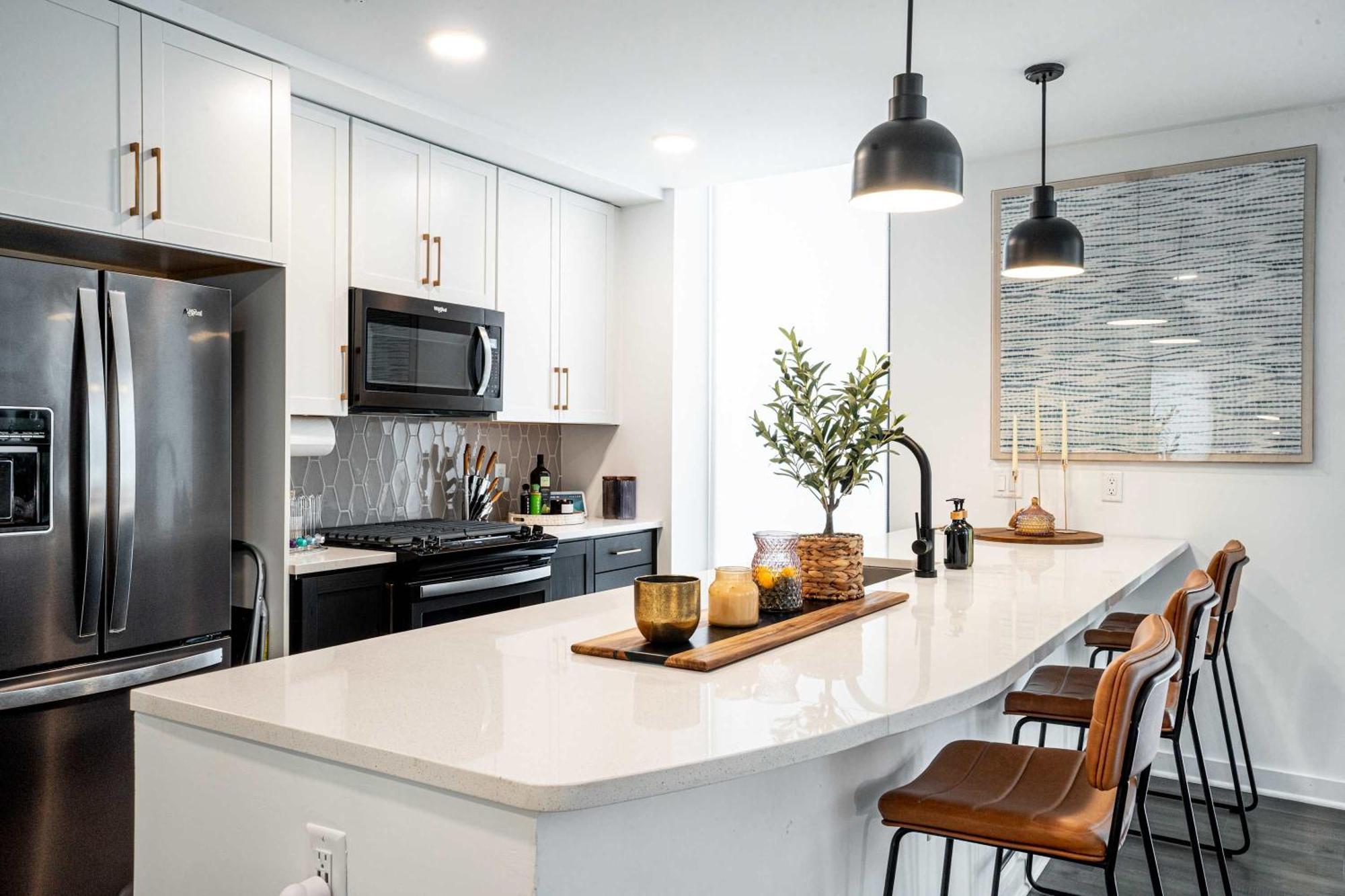 Luxe 2 Bed 2 Bath Apartment *