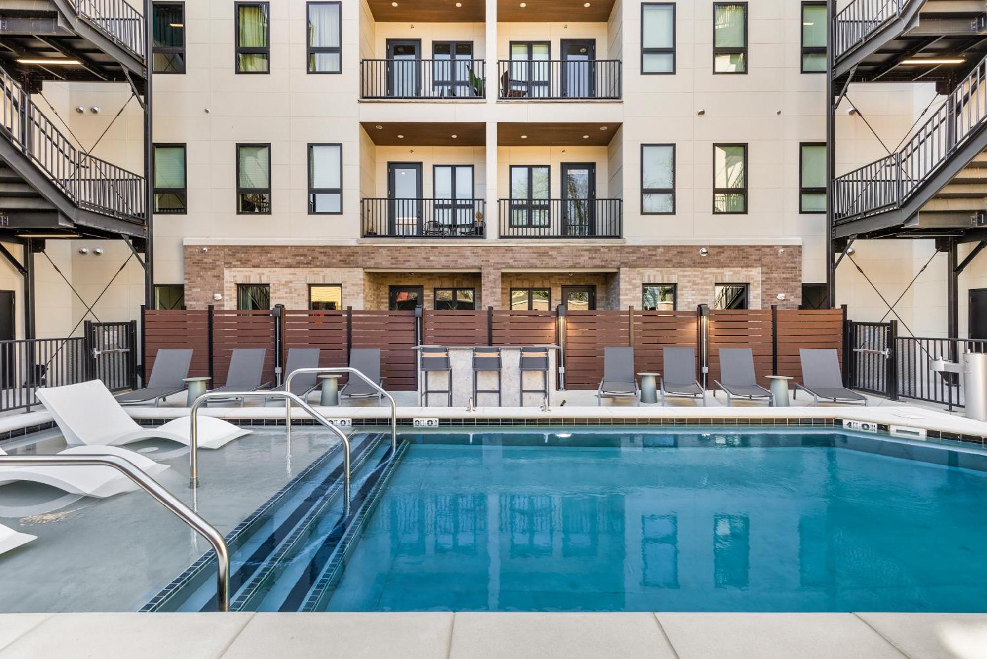 Upscale Music Row Corner Unit With Patio Rooftop With View And Gym Apartment *