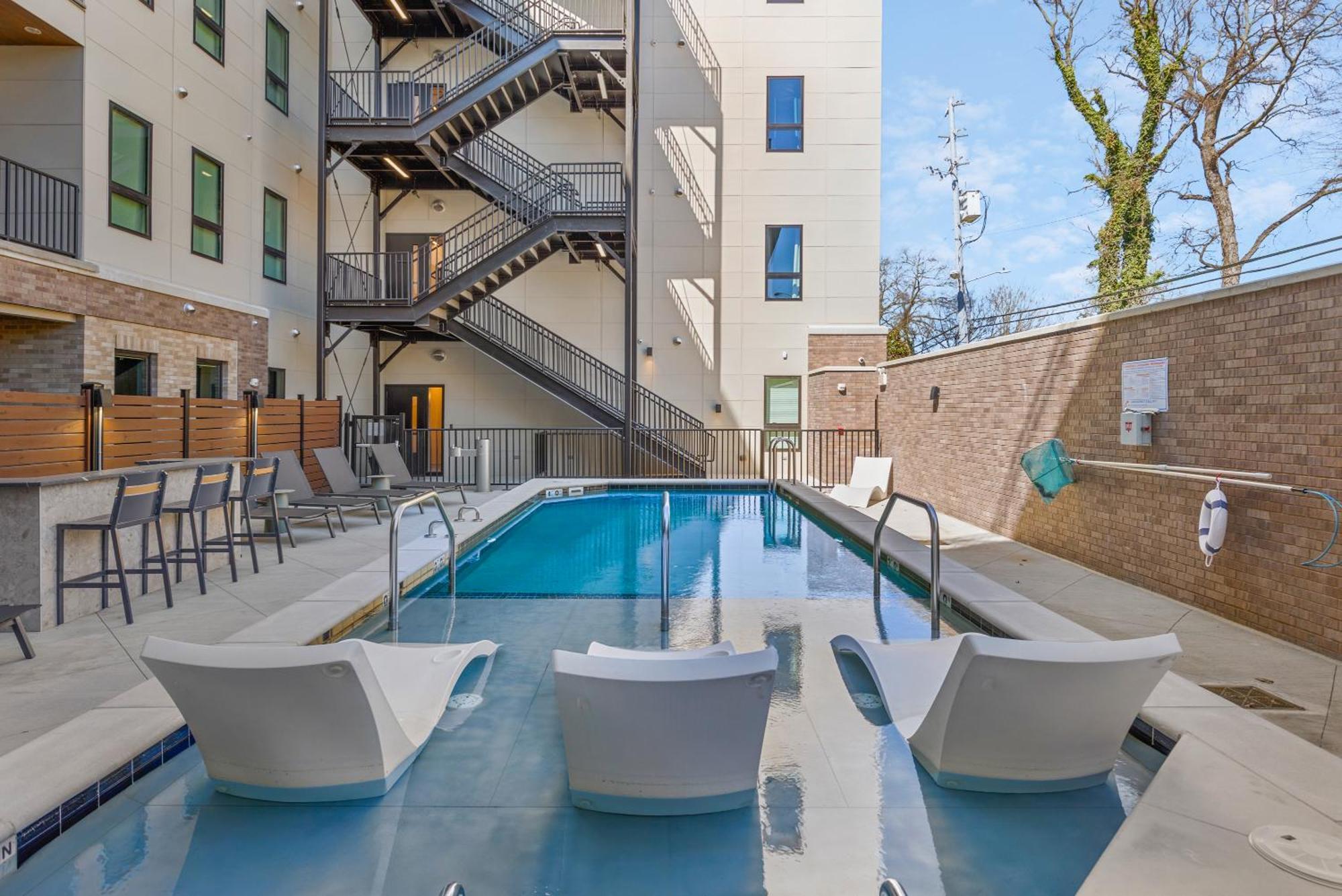 Upscale Music Row Corner Unit With Patio Rooftop With View And Gym *