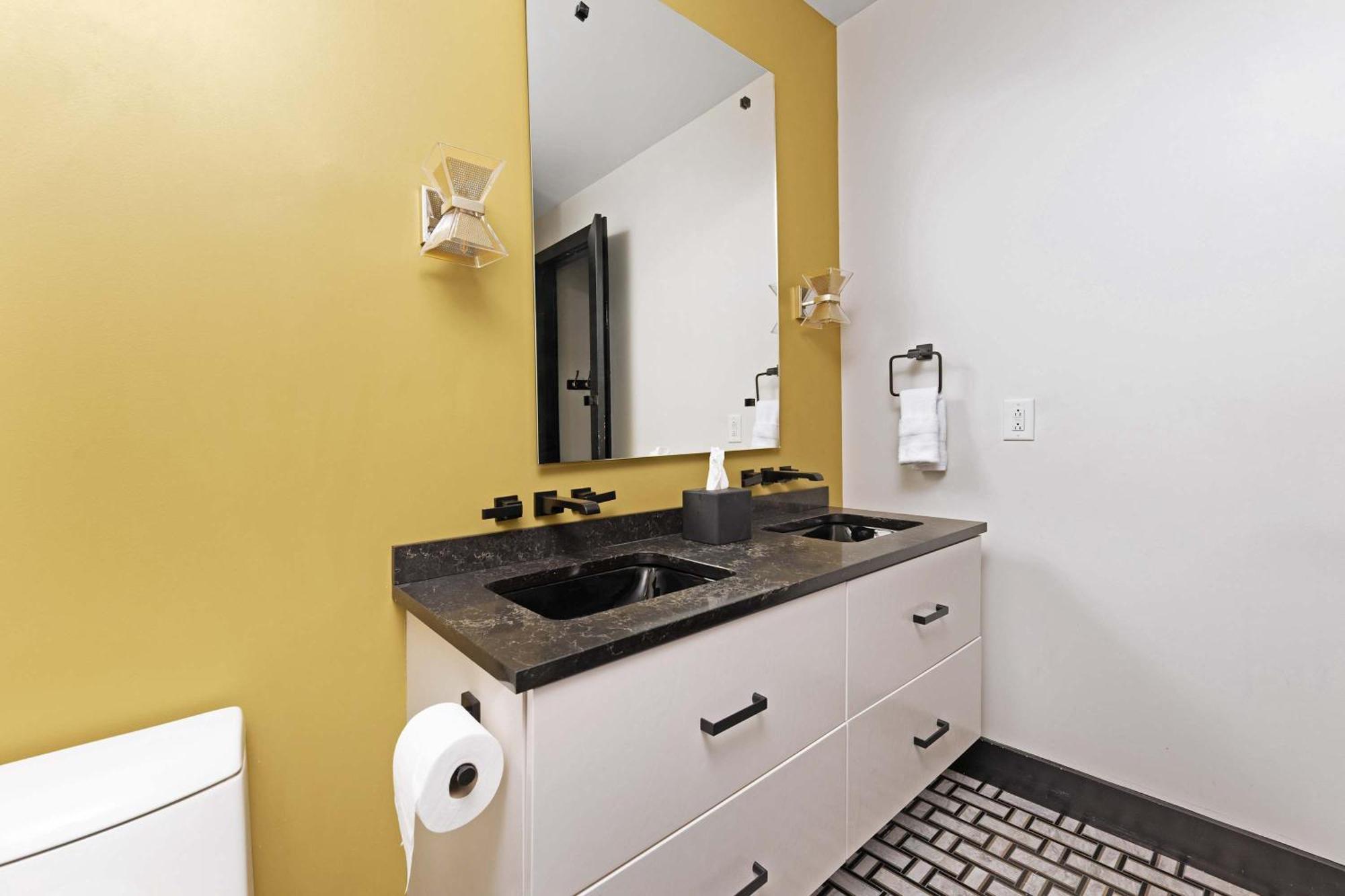 French's Luxury - Steps From Broadway *