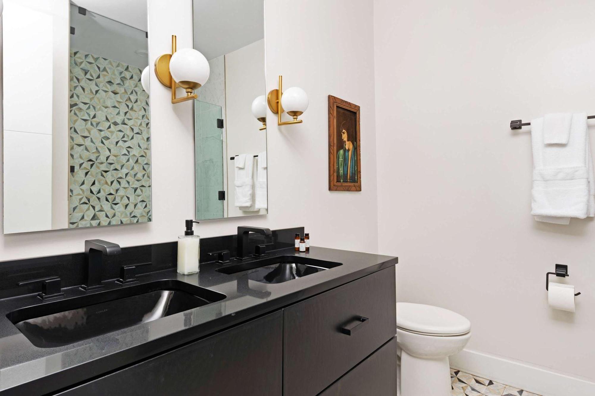 French's Luxury - Steps From Broadway