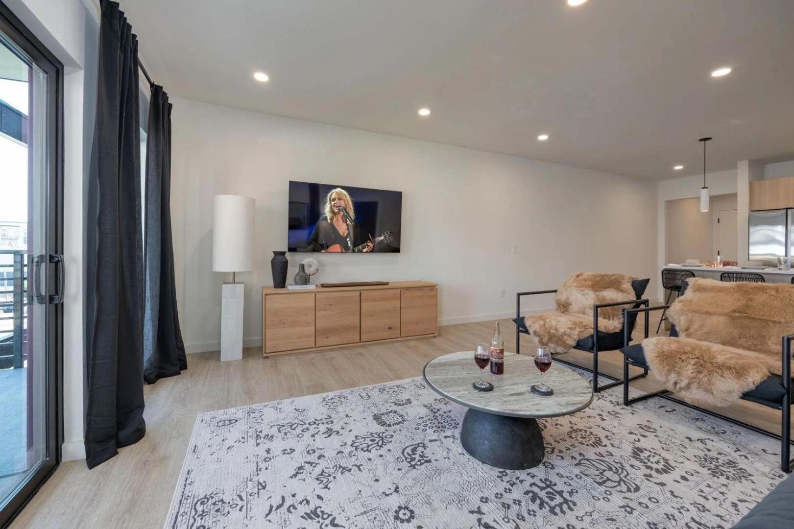 Plush Haven-2 Unit Combo-walk To Broadway *