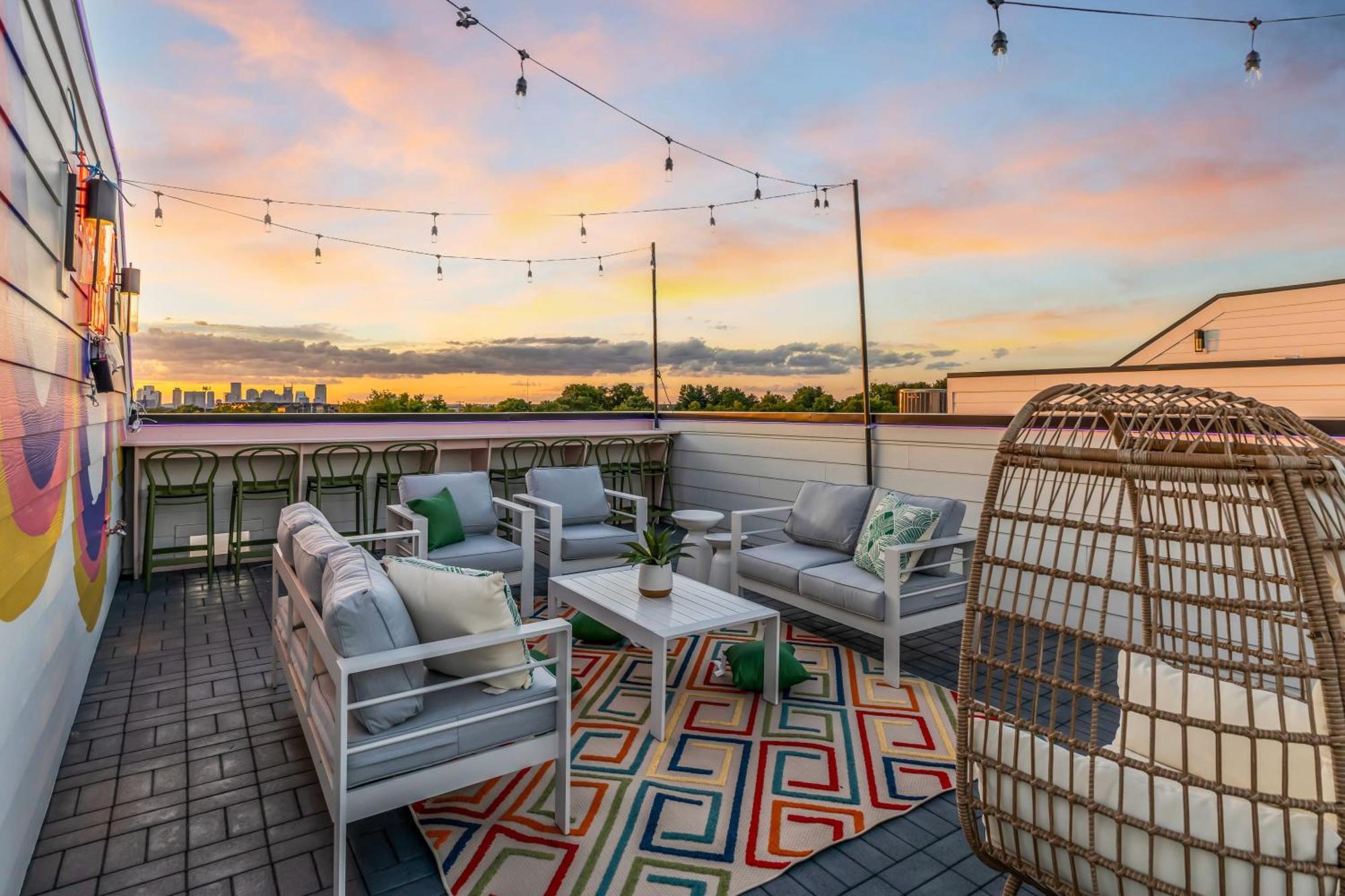 Game & Rooftop Deck At Downtown Holiday home Nashville
