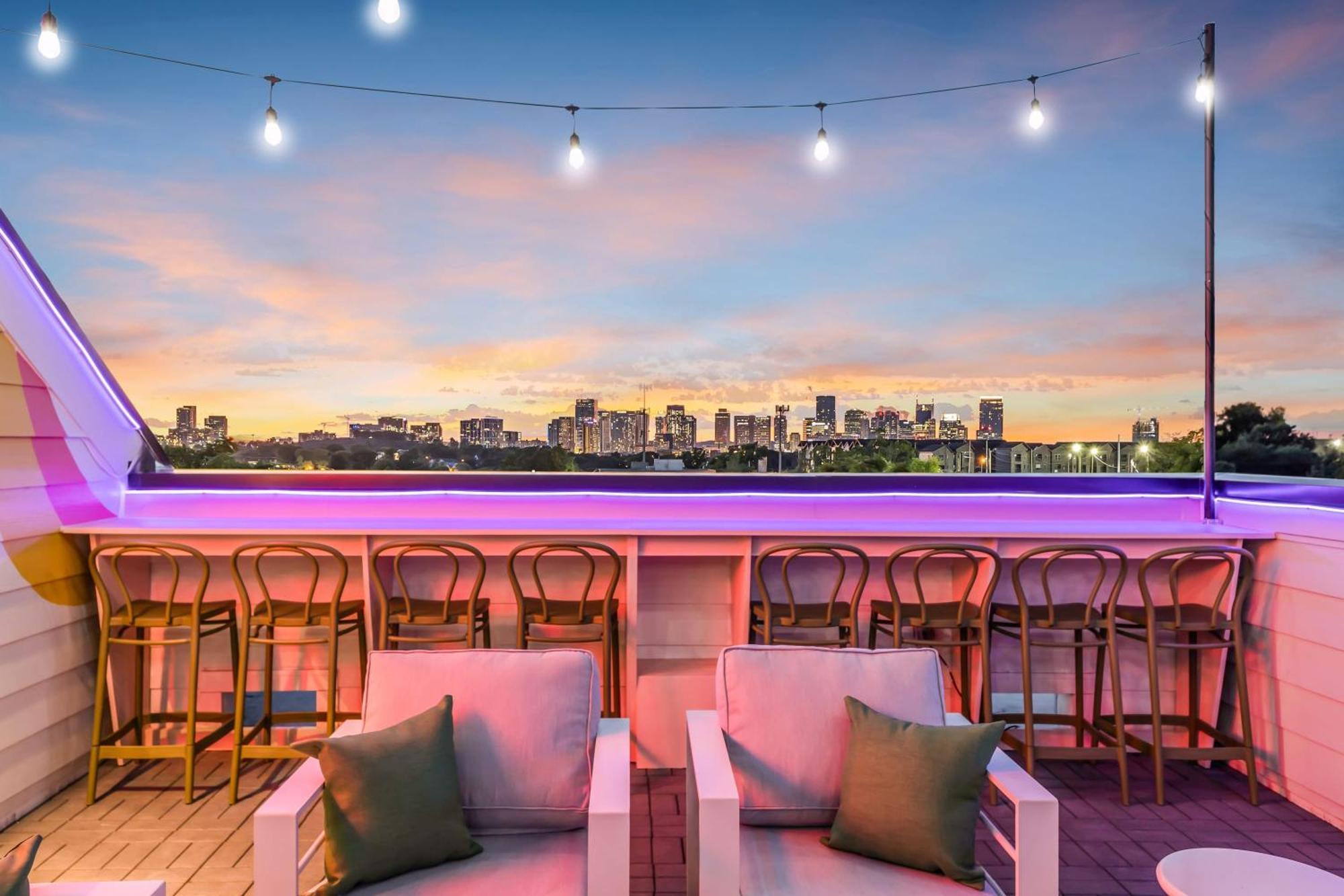Game & Rooftop Deck At Downtown Holiday home *
