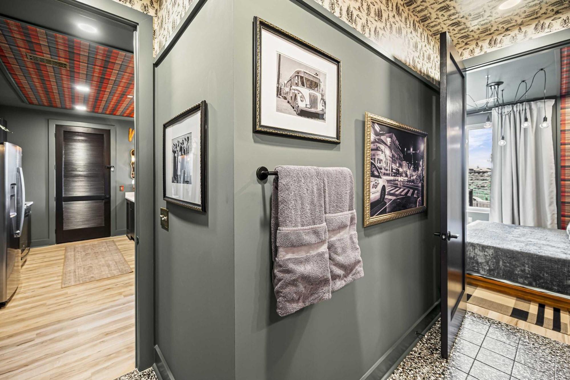 The Lounge Minutes From Downtown Apartment