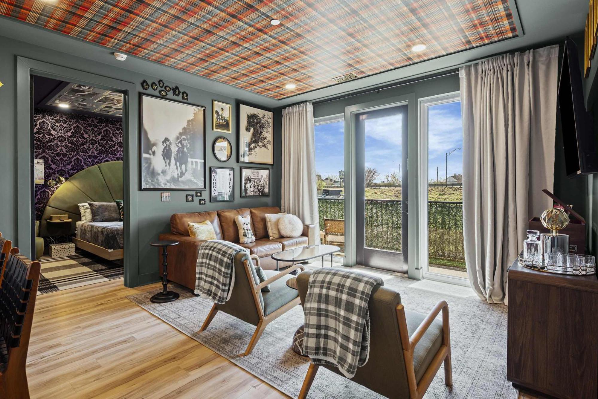 The Lounge Minutes From Downtown Apartment *