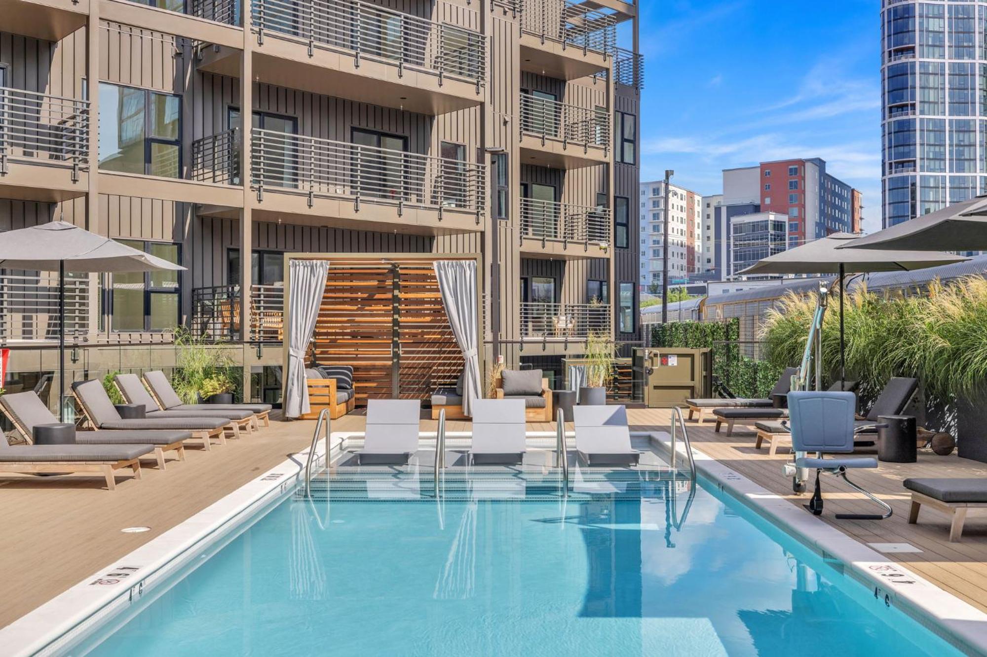 Honky Tonk Hideaway, Walk To Broadway, Pool, Gym And Parking