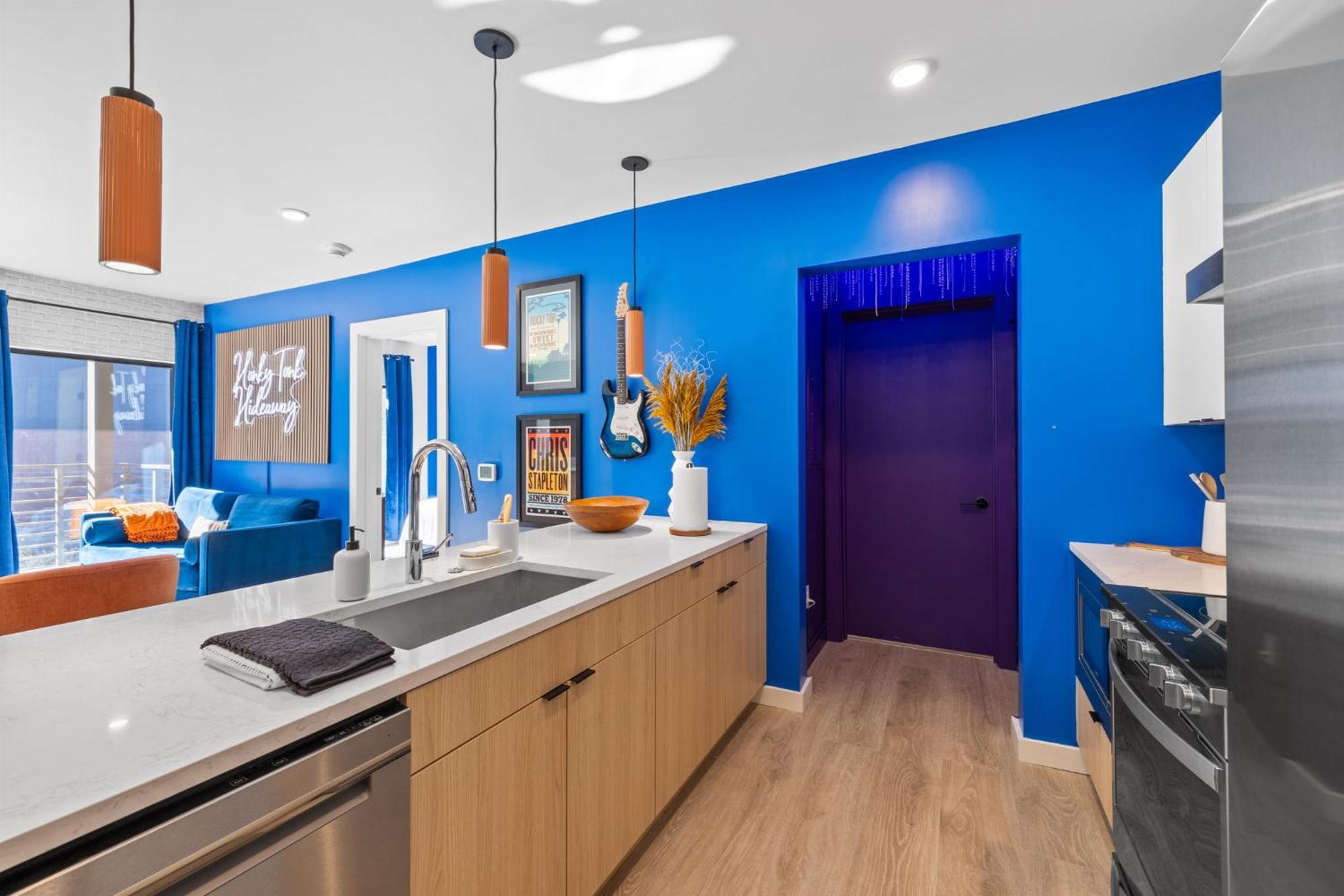 Honky Tonk Hideaway, Walk To Broadway, Pool, Gym And Parking *