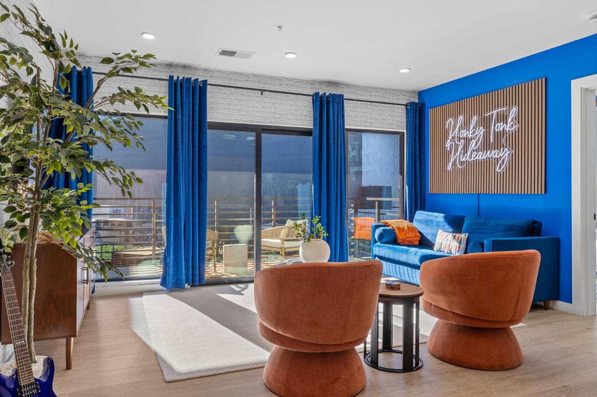 Holiday home Honky Tonk Hideaway, Walk To Broadway, Pool, Gym And Parking