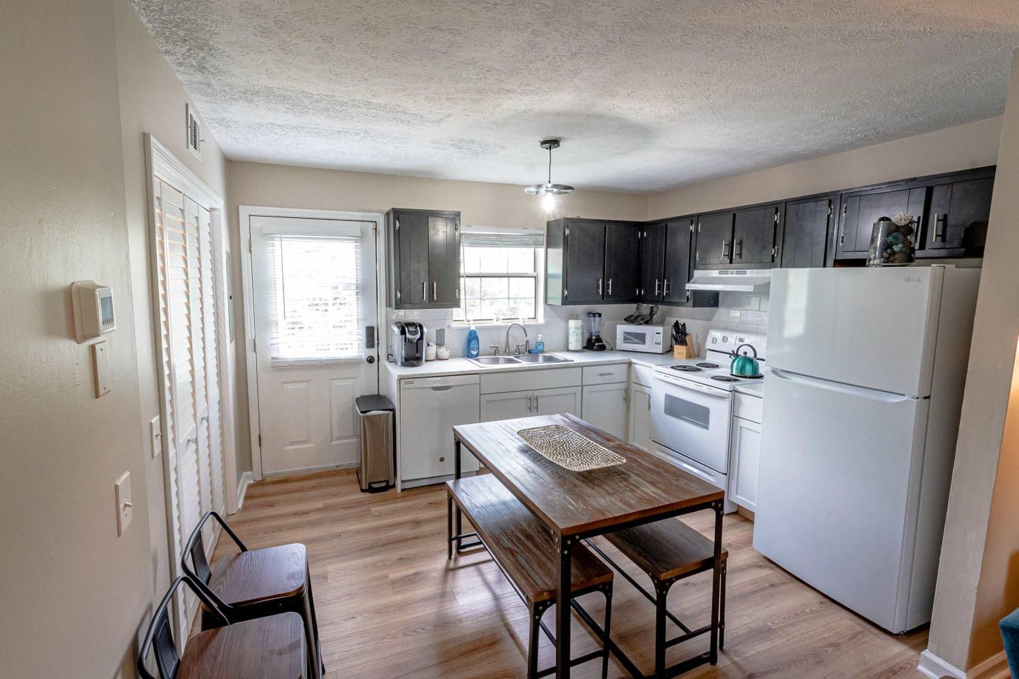 East Getaway - Walk To Parks Golf & Music Spots Holiday home *