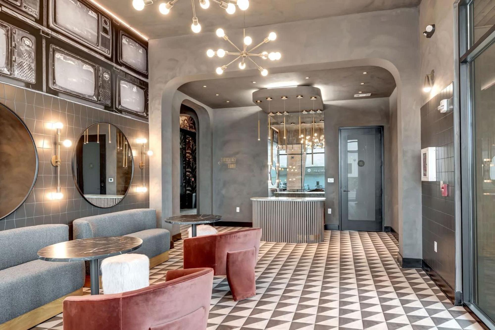 The Lounge Minutes From Downtown *