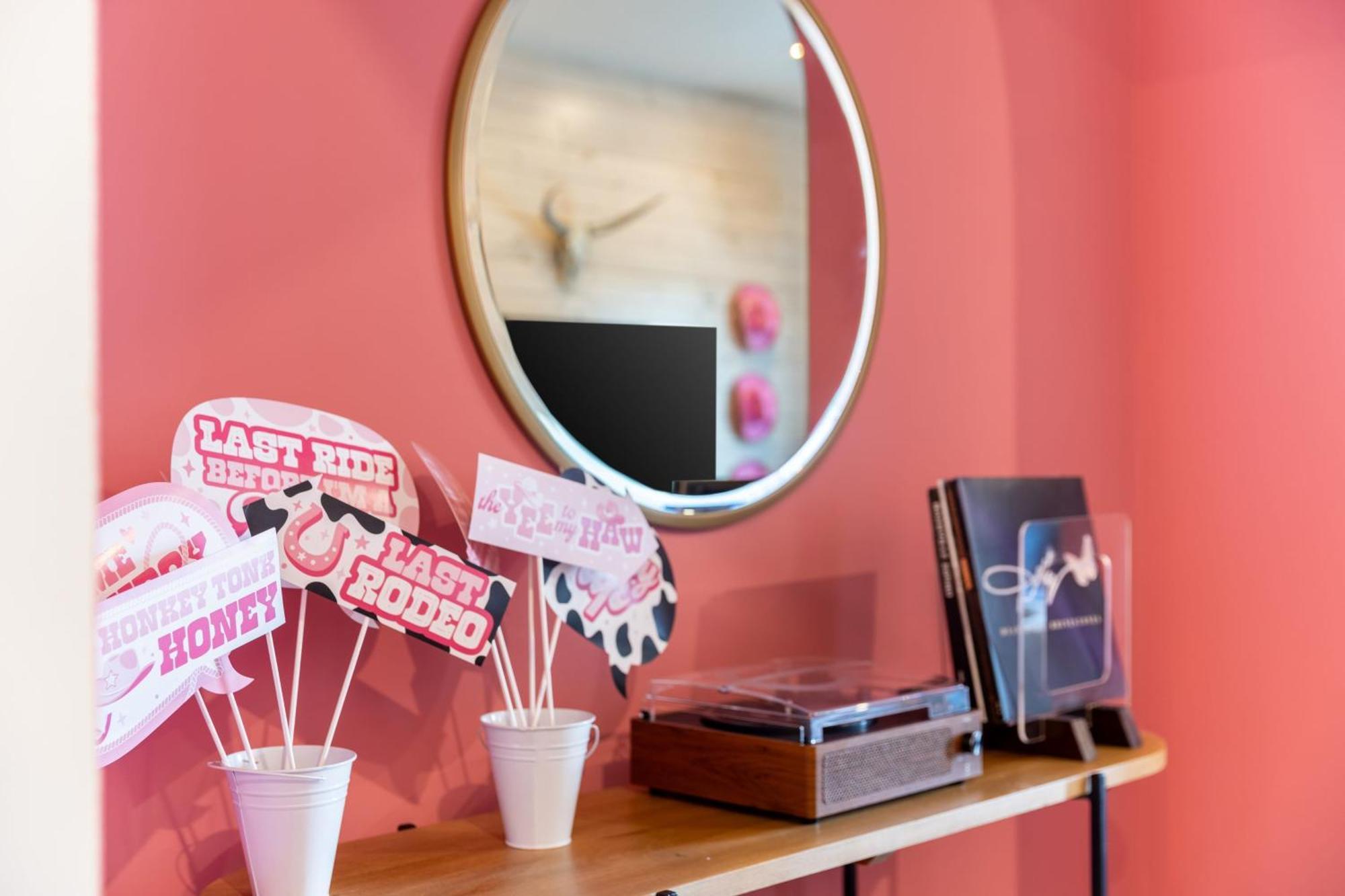 36 Guests On Music Row Bachelorette Glam 5 Minutes To Downtown Holiday home Nashville