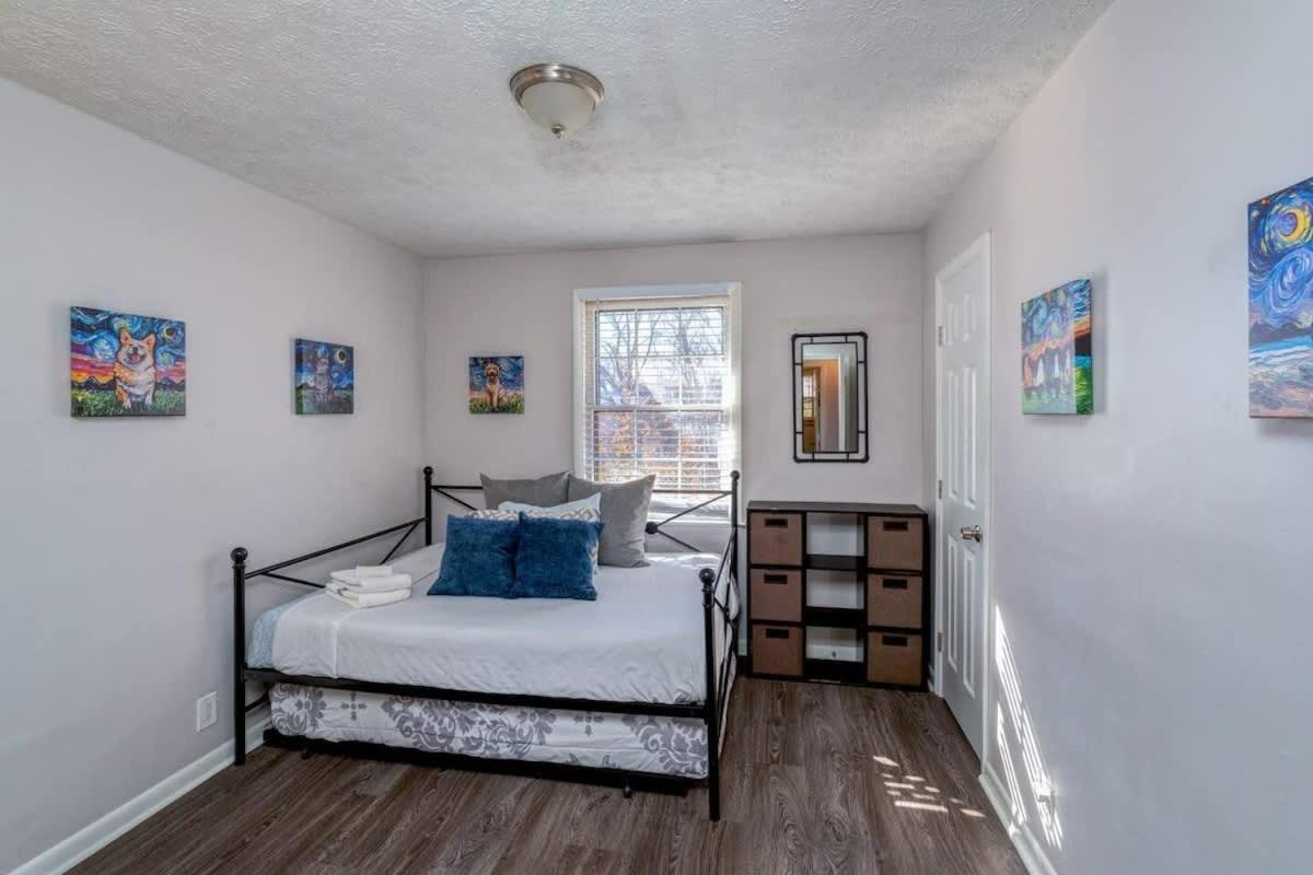 12 South Close To Honky Tonks & Bars