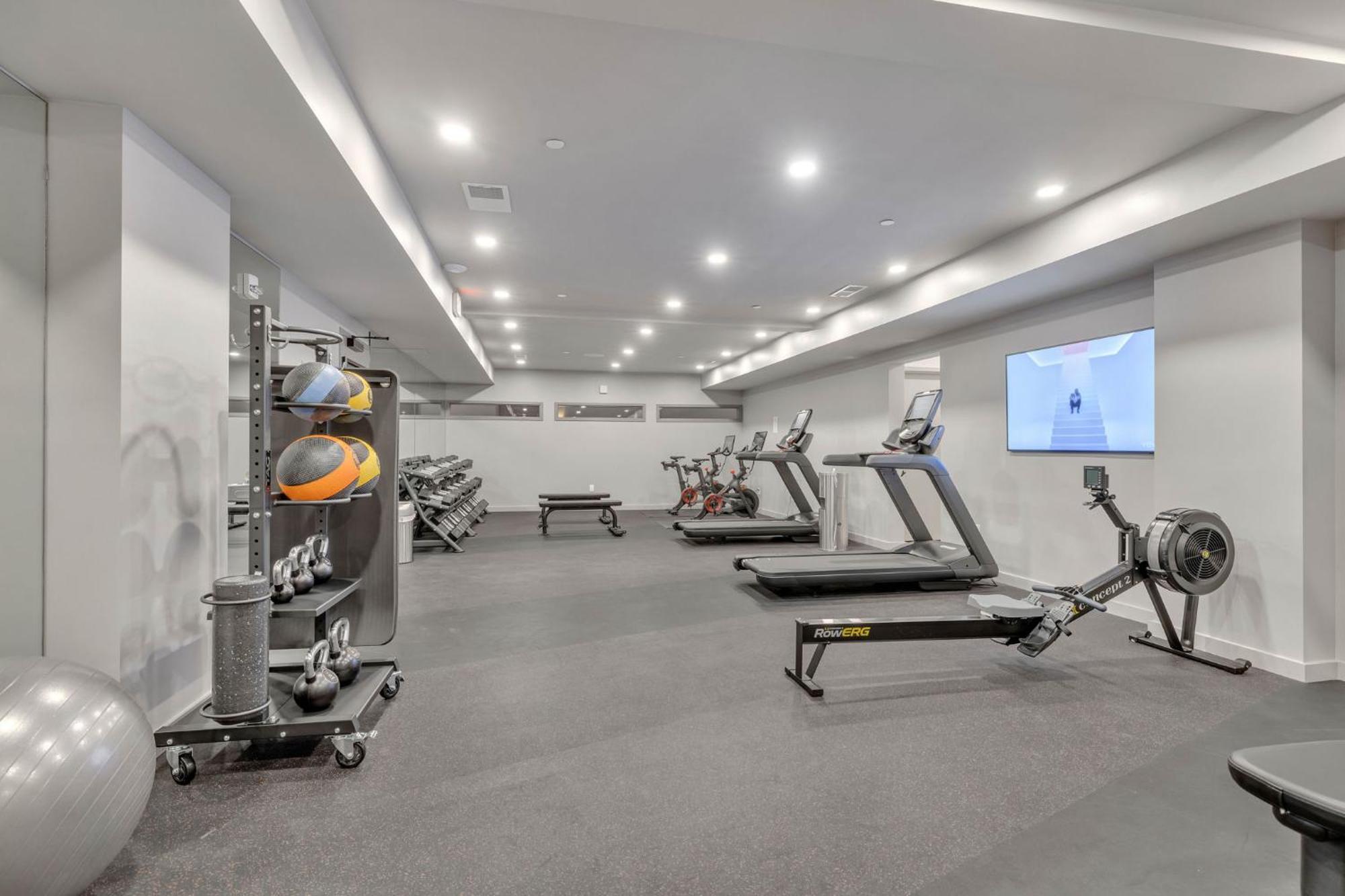 The High Note Short Walk To Broadway, Heated Pool, Gym, Parking