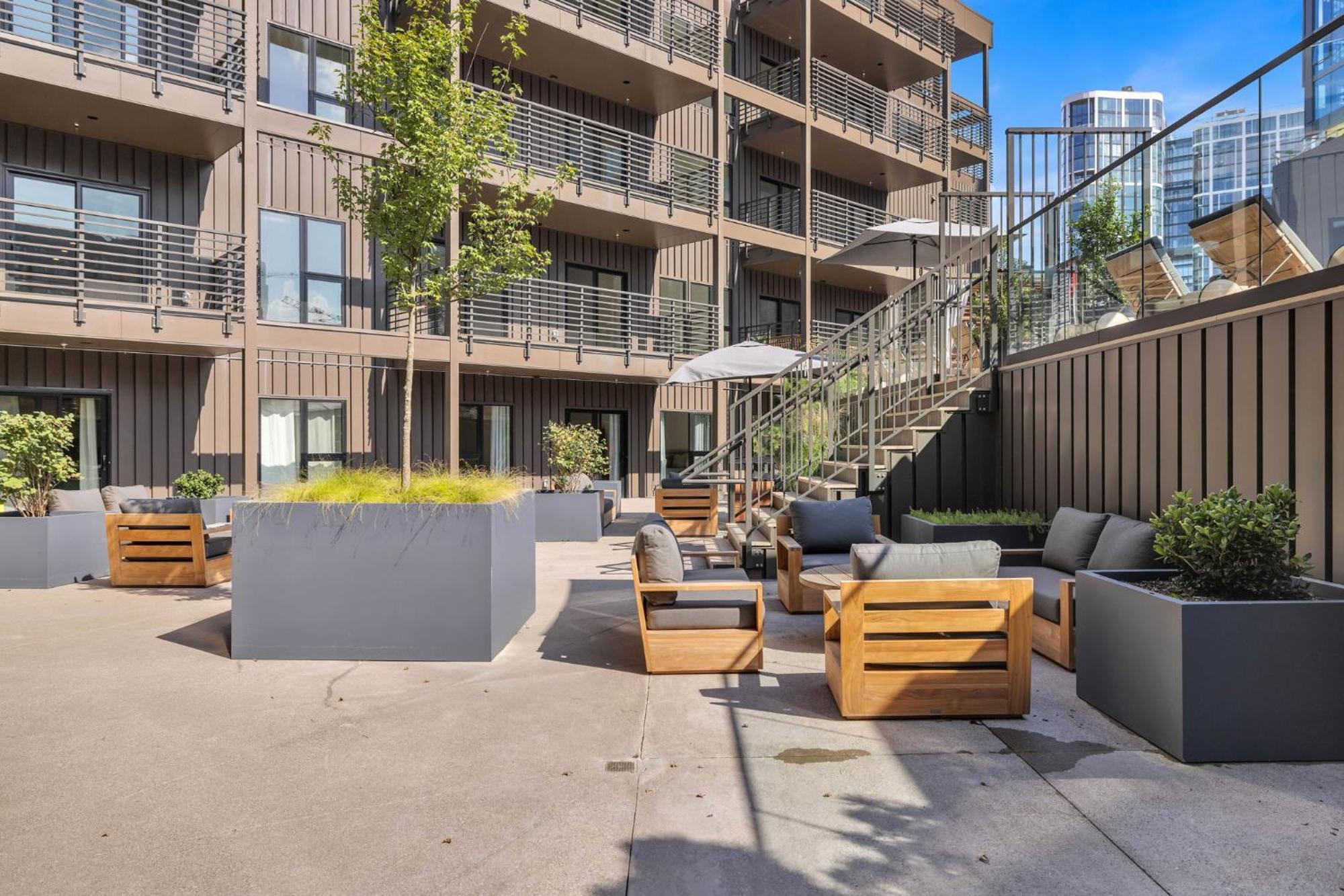 The High Note Short Walk To Broadway, Heated Pool, Gym, Parking