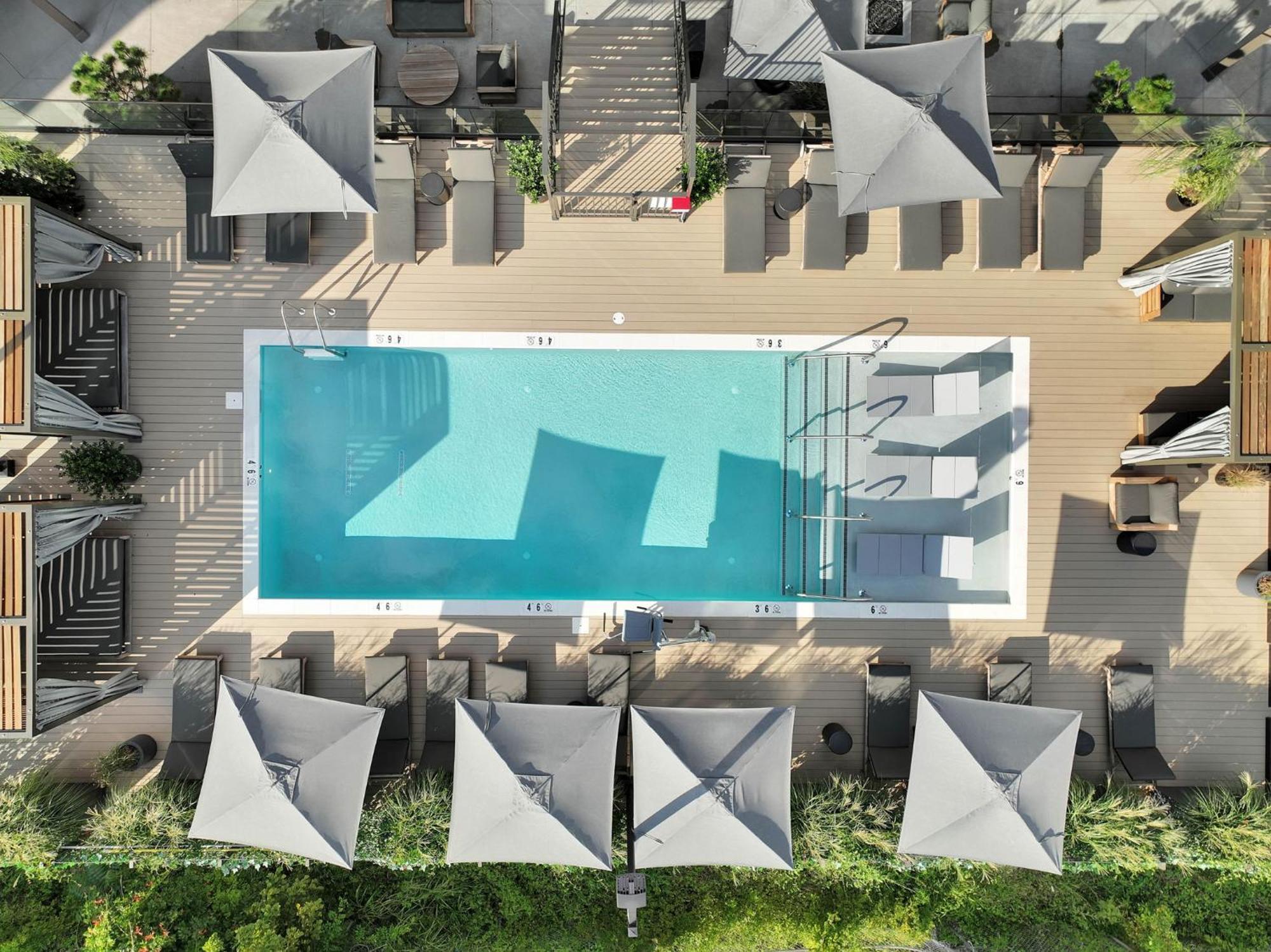 Apartment The High Note Short Walk To Broadway, Heated Pool, Gym, Parking