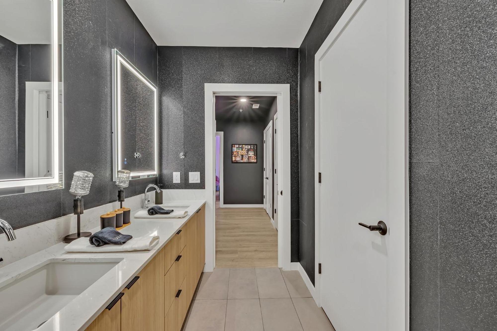 Apartment The High Note Short Walk To Broadway, Heated Pool, Gym, Parking *