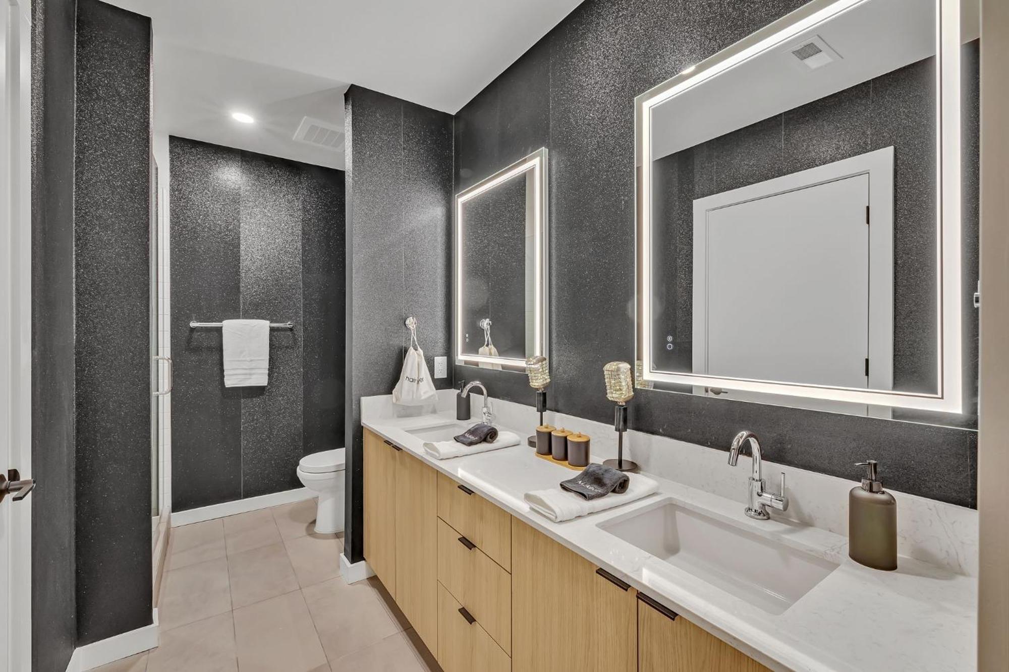 Apartment The High Note Short Walk To Broadway, Heated Pool, Gym, Parking