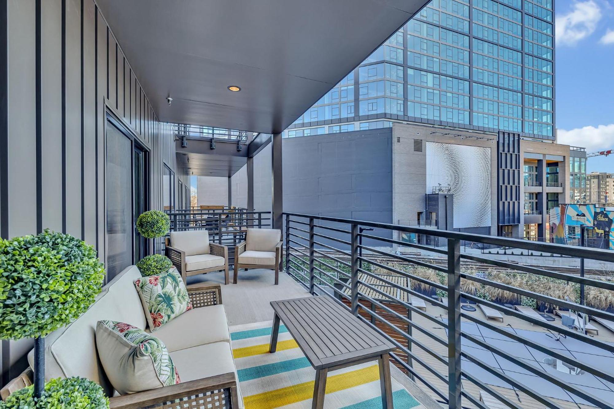 The High Note Short Walk To Broadway, Heated Pool, Gym, Parking