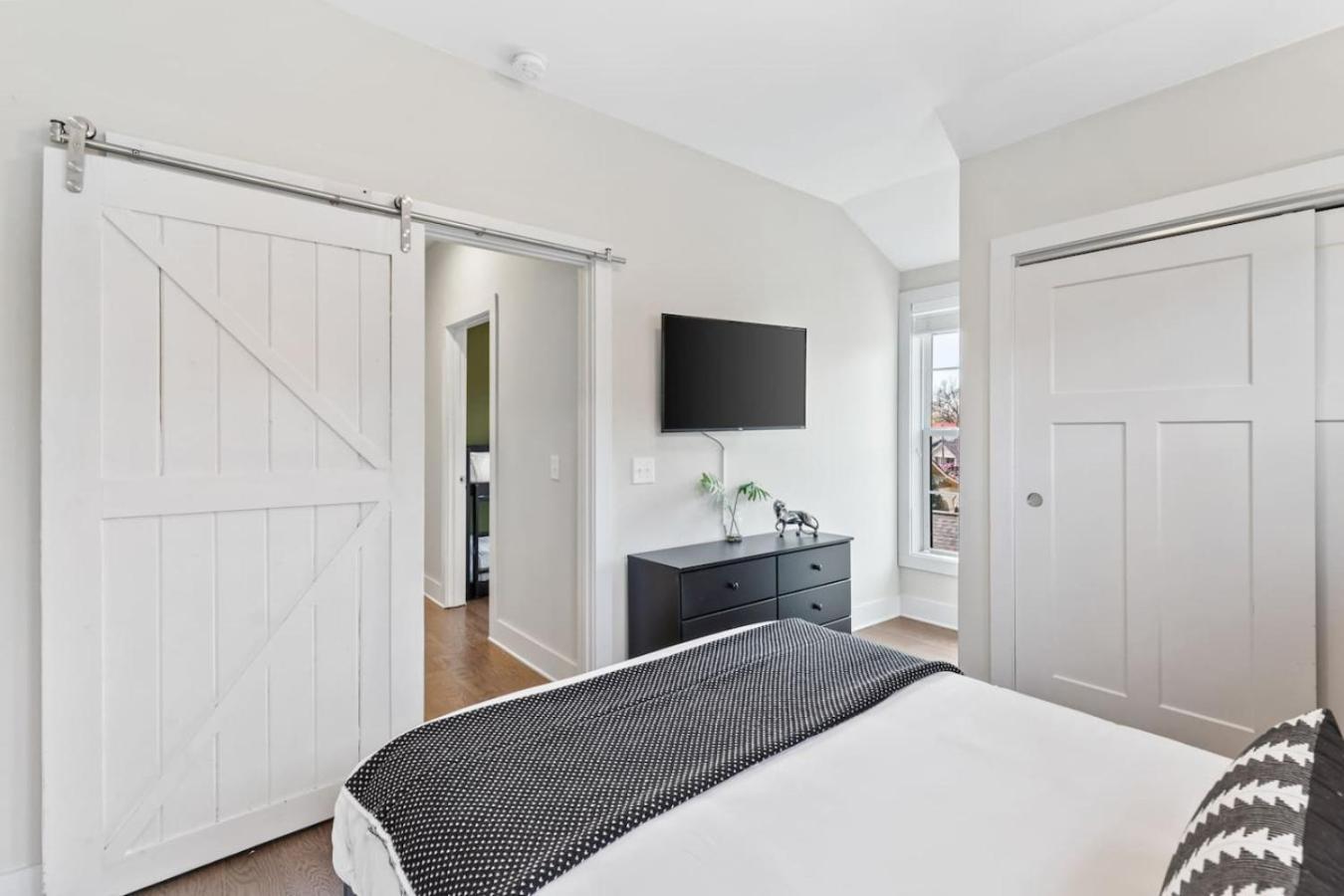 Modern Bliss With Garage By 12 South Restaurants And 2 Miles Broadway Nashville