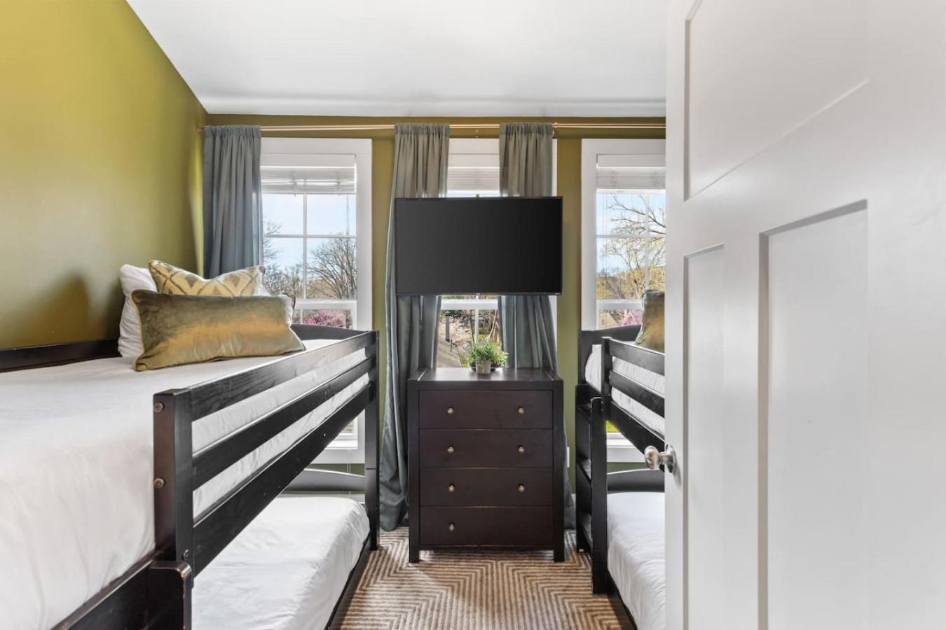 Modern Bliss With Garage By 12 South Restaurants And 2 Miles Broadway Holiday home Nashville