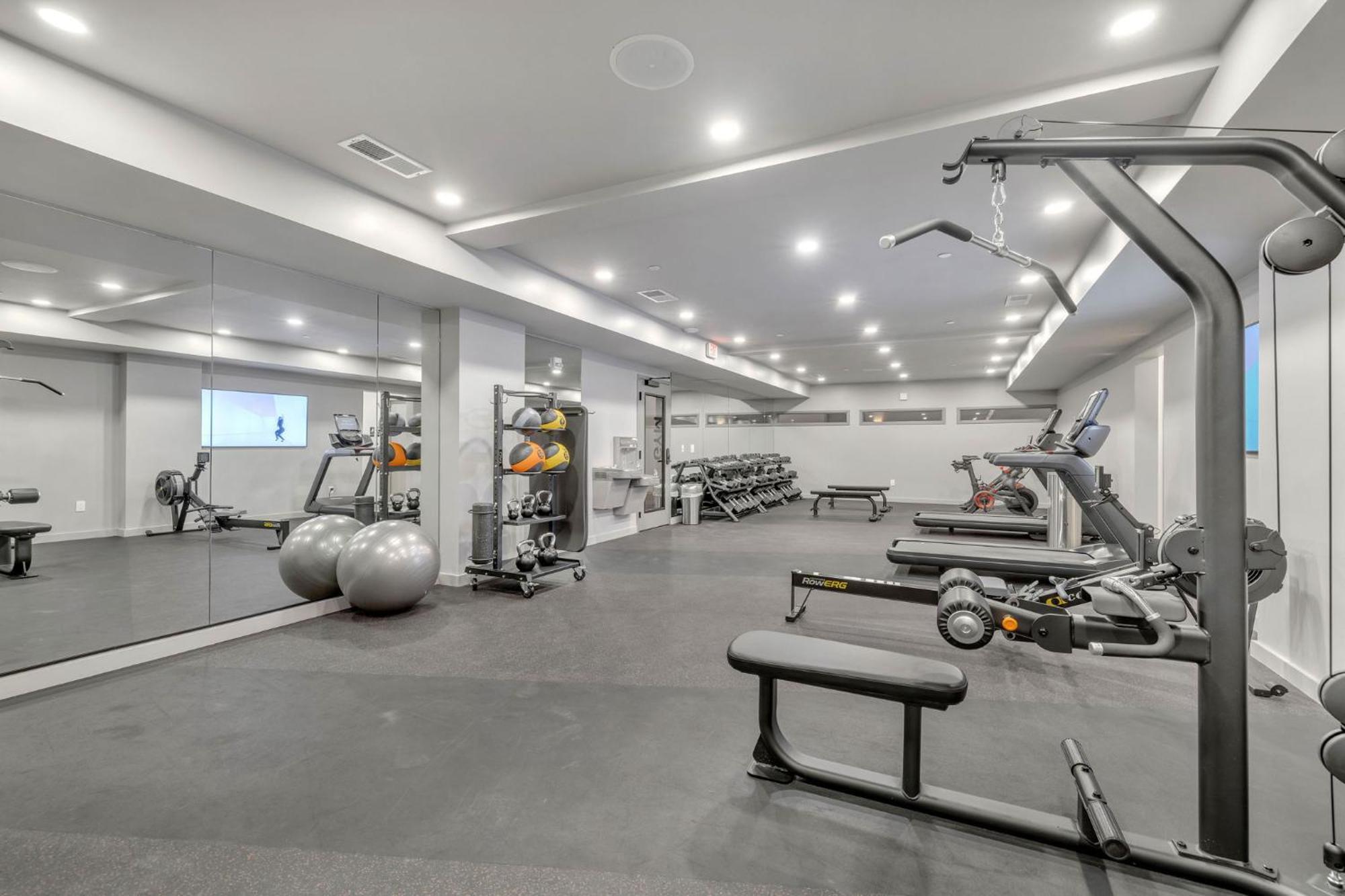 Grand Ole In Downtown Nashville, Walk To Broadway, Parking, Pool, Gym * Nashville