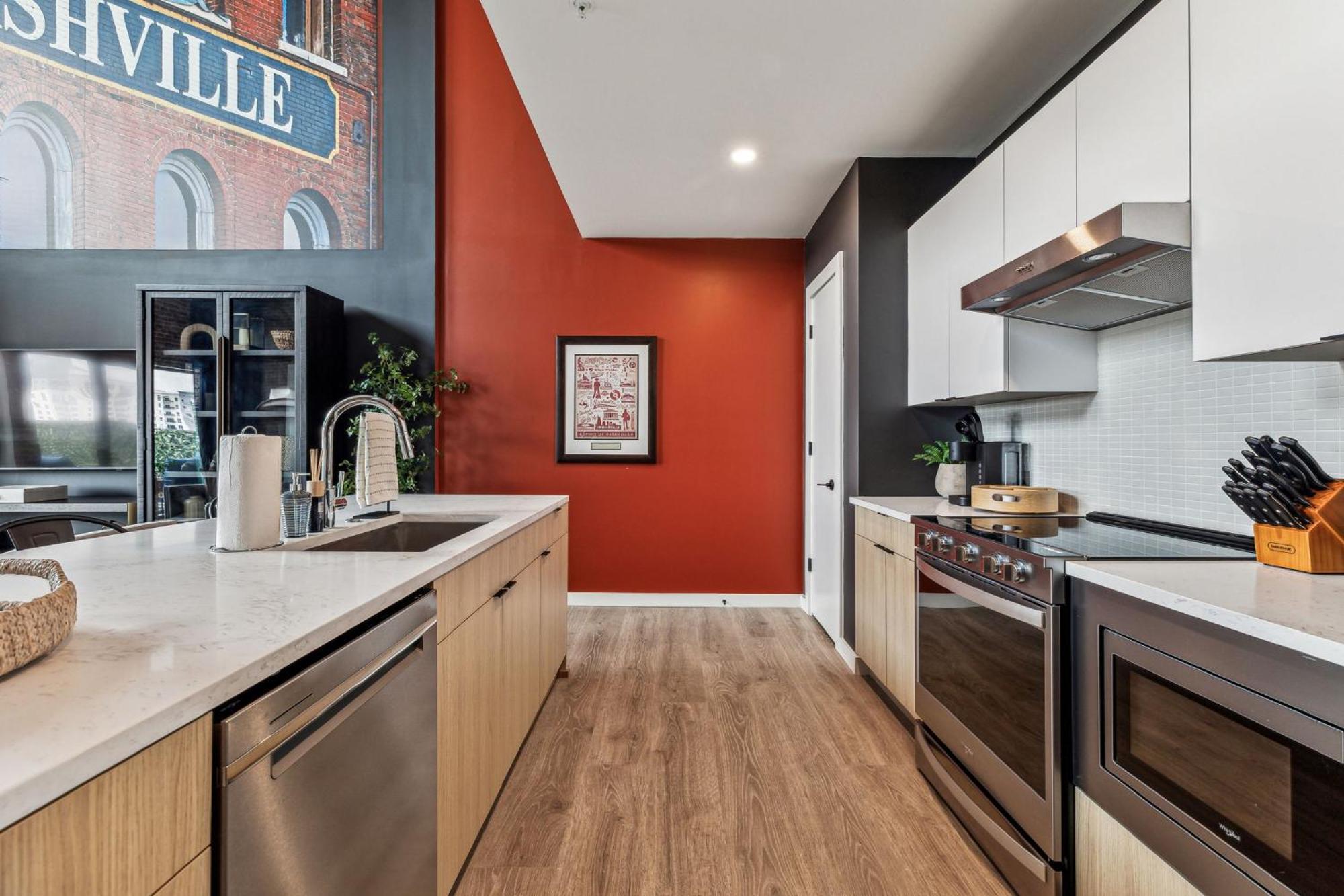Grand Ole In Downtown Nashville, Walk To Broadway, Parking, Pool, Gym