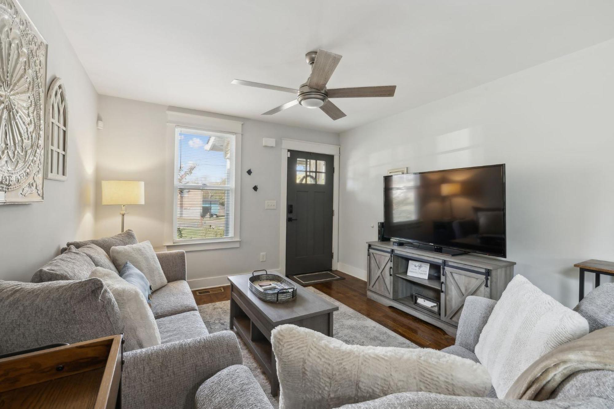East Sweetie Near To Downtown 2 Bed 2 Bath With Fenced Yard 30 Or Days By Skyrun Holiday home *