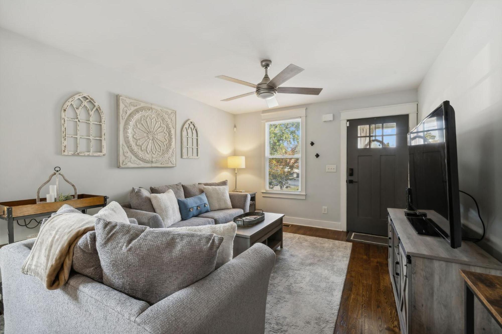 East Sweetie Near To Downtown 2 Bed 2 Bath With Fenced Yard 30 Or Days By Skyrun