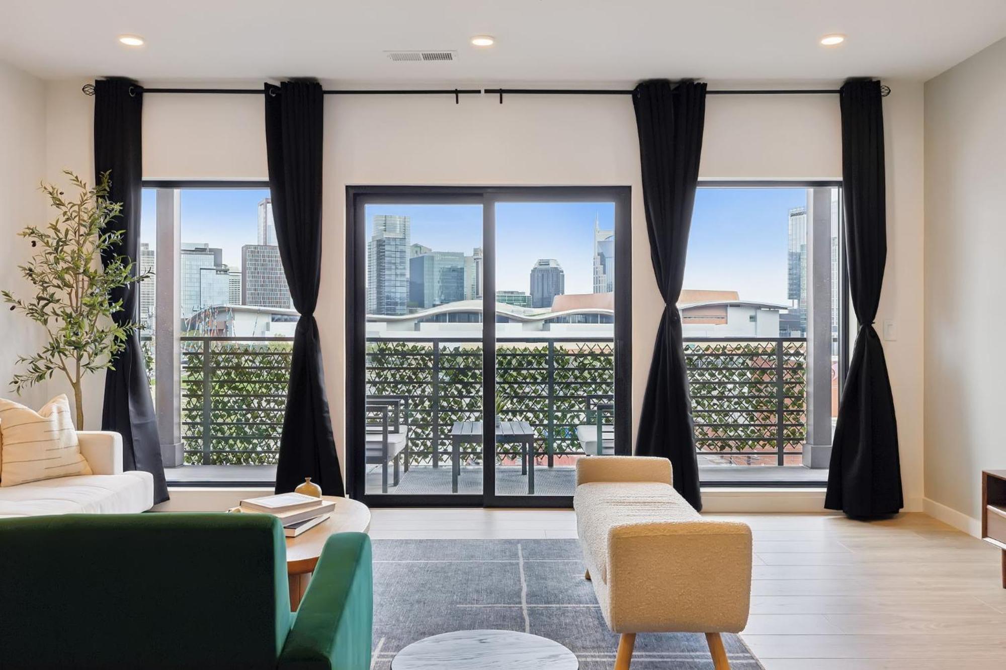 Skyline Nights In Downtown Walk To Broadway With Pool And Gym Apartment