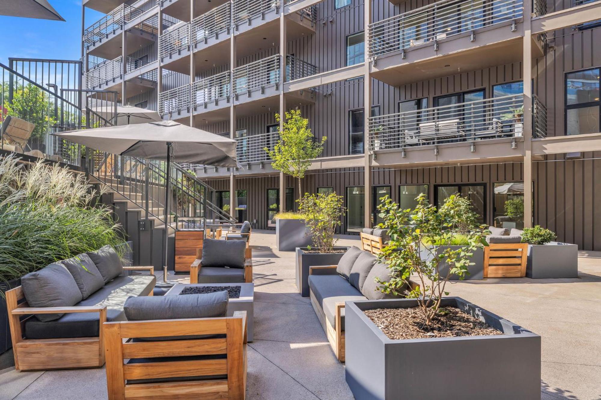 Apartment Diamonds Are Forever Bridal In Downtown Nash Walk To Broadway, Heated Pool, Gym, Parking