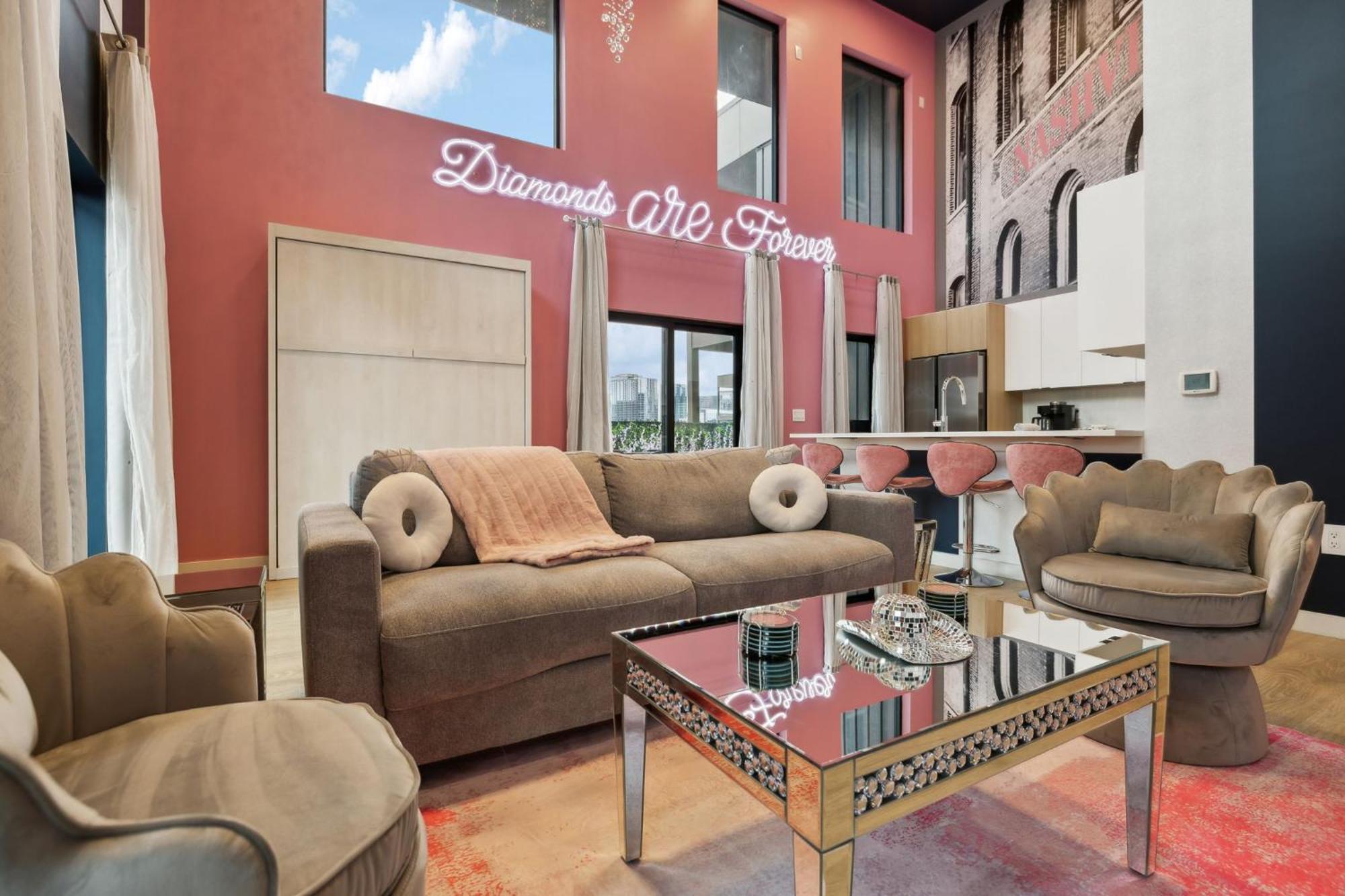Apartment Diamonds Are Forever Bridal In Downtown Nash Walk To Broadway, Heated Pool, Gym, Parking *