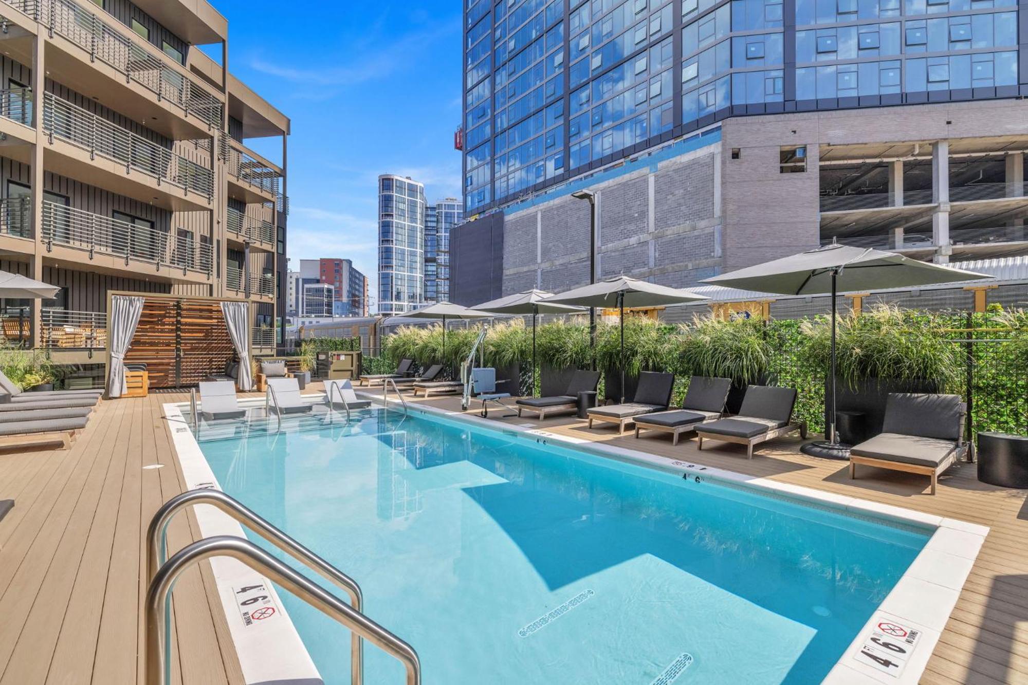 Diamonds Are Forever Bridal In Downtown Nash Walk To Broadway, Heated Pool, Gym, Parking Apartment Nashville